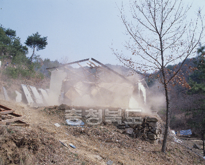 산림내 불법건물 철거 의 사진