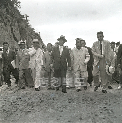 이승만대통령 이화령 공사현장 순시(1959년) 의 사진