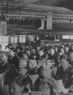 학교전경 및 국어수업장면 교종국민학교  1937 의 사진