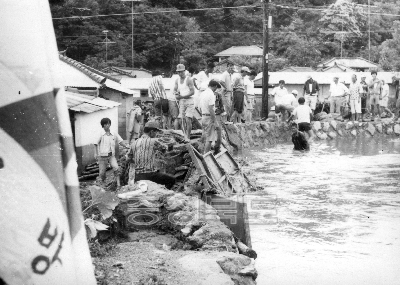 용수로 복귀에 동원된 민방위대 의 사진