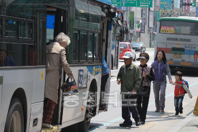시내버스 타는 시민들 의 사진
