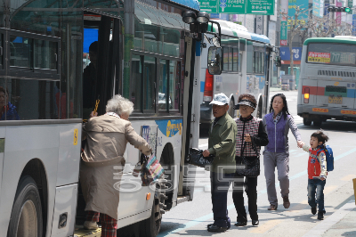 시내버스 타는 시민들 의 사진