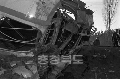 열차, 버스 충돌사고 의 사진