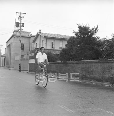 지사 자전거 출근 의 사진