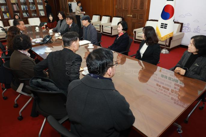 충북문인협회 접견 의 사진