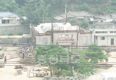 중앙초등학교 강당 철거 의 사진