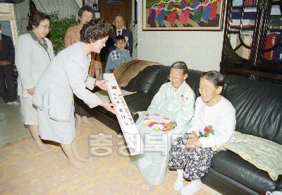 100세 장수노인 대통령 하사품 지팡이 전달 사진