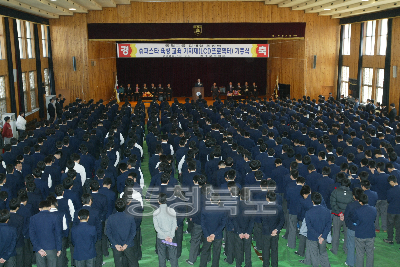 동원그룹 회장이 교육기자재 기증식 의 사진