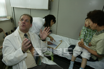 LA슈라이너병원 의료진 난치병 어린이 무료 검진 의 사진
