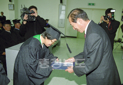 충북 노인대학 졸업식 의 사진