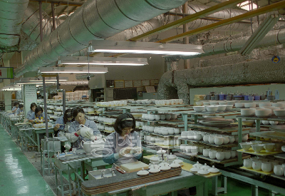 한국도자기 공장 작업 의 사진