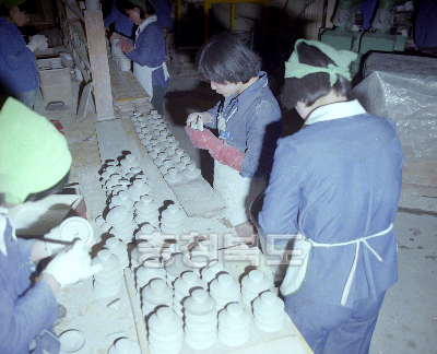한국도자기 공장작업 의 사진