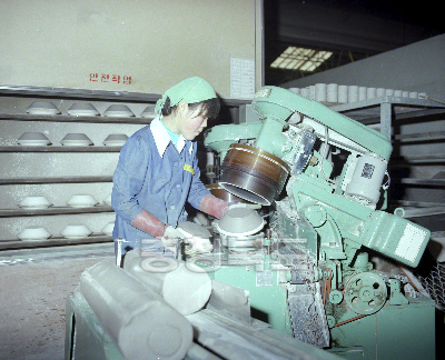 한국도자기 공장작업 의 사진