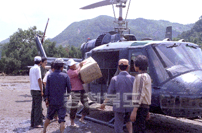 헬기수송 구호품 의 사진