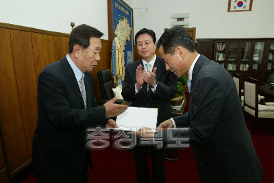 신한은행에서 충북지역개발회에 발전기금 전달 사진