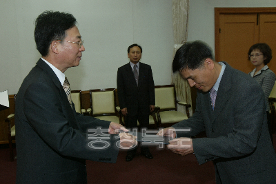 6급이하 임용장수여 의 사진