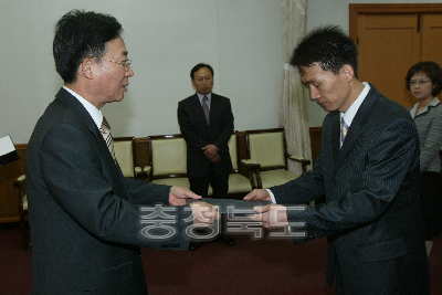 6급이하 임용장수여 의 사진