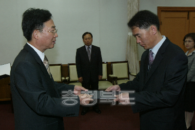 6급이하 임용장수여 의 사진