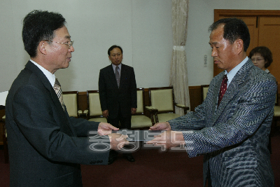 6급이하 임용장수여 의 사진