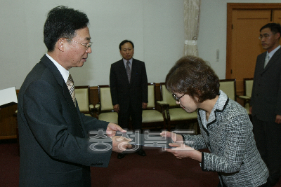 6급이하 임용장수여 의 사진