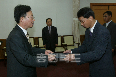 6급이하 임용장수여 의 사진