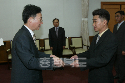 6급이하 임용장수여 의 사진