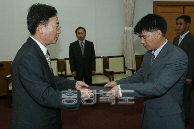 6급이하 임용장수여 의 사진