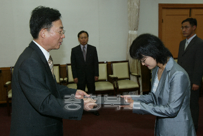 6급이하 임용장수여 의 사진