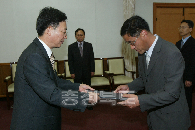 6급이하 임용장수여 의 사진