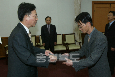 6급이하 임용장수여 의 사진