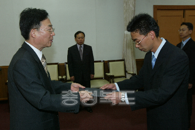 6급이하 임용장수여 의 사진