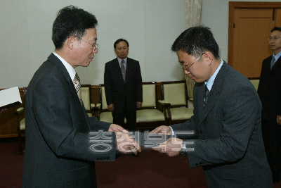 6급이하 임용장수여 의 사진