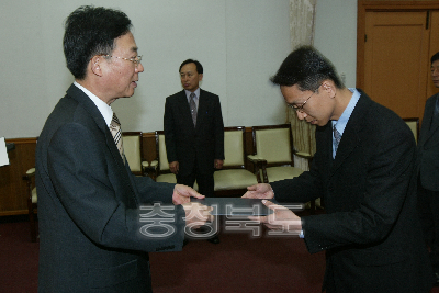 6급이하 임용장수여 의 사진