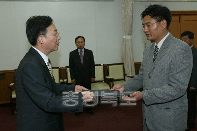 6급이하 임용장수여 의 사진