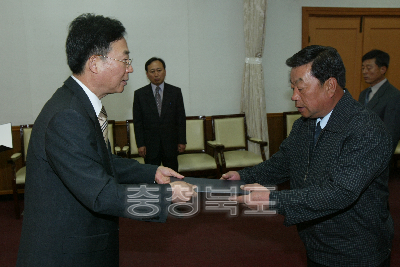 6급이하 임용장수여 의 사진