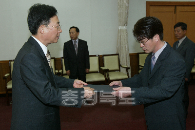 6급이하 임용장수여 의 사진