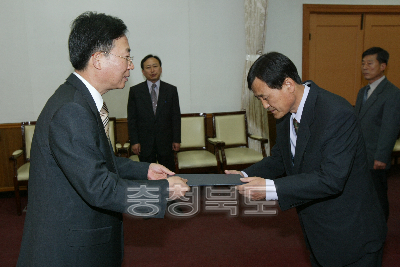 6급이하 임용장수여 의 사진