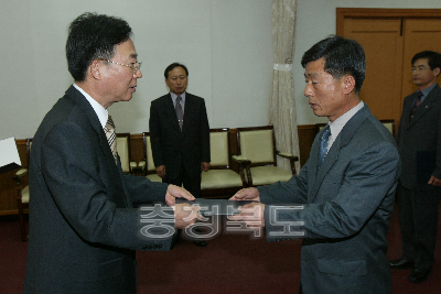 6급이하 임용장수여 의 사진