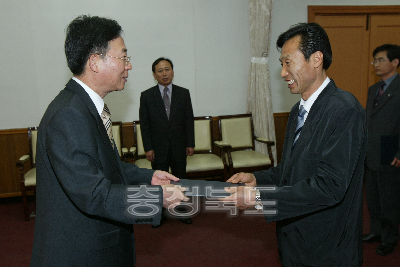 6급이하 임용장수여 의 사진