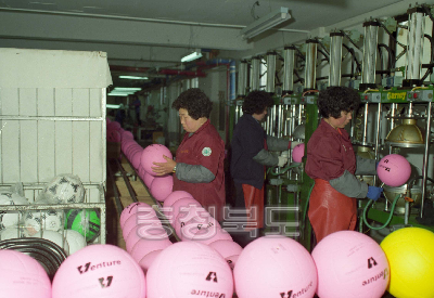 배구공 공장 가내산업 의 사진