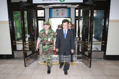 국군장교 영접 의 사진