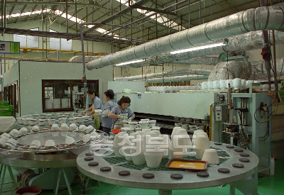 한국도자기 공장 작업 의 사진