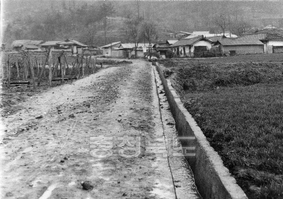 마을 진입로 확장 및 하수구 보수 의 사진