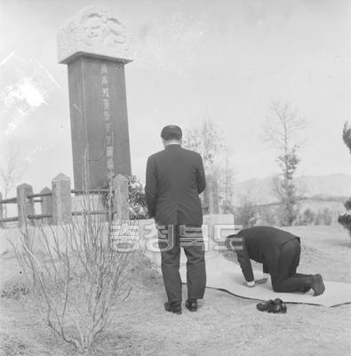 손병희 선생 묘비 참배 의 사진