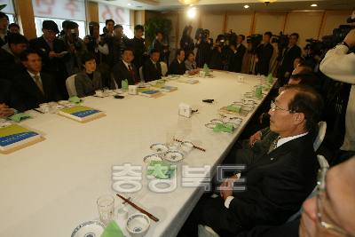 충청권 주요인사와 한나라당 대표간담회 의 사진