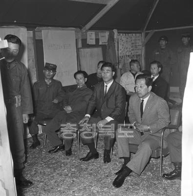 김효영 도지사 및 도내유지 향로방위군 위문 사진