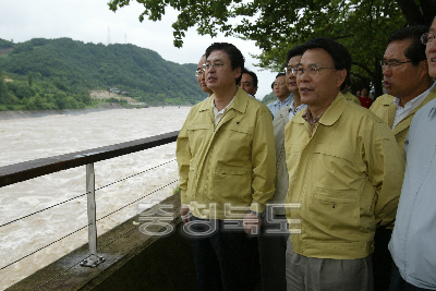 추병직 건교부장관과 충주댐 방류현장 방문 의 사진