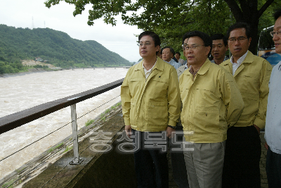 추병직 건교부장관과 충주댐 방류현장 방문 의 사진