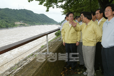 추병직 건교부장관과 충주댐 방류현장 방문 의 사진