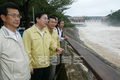 추병직 건교부장관과 충주댐 방류현장 방문 의 사진